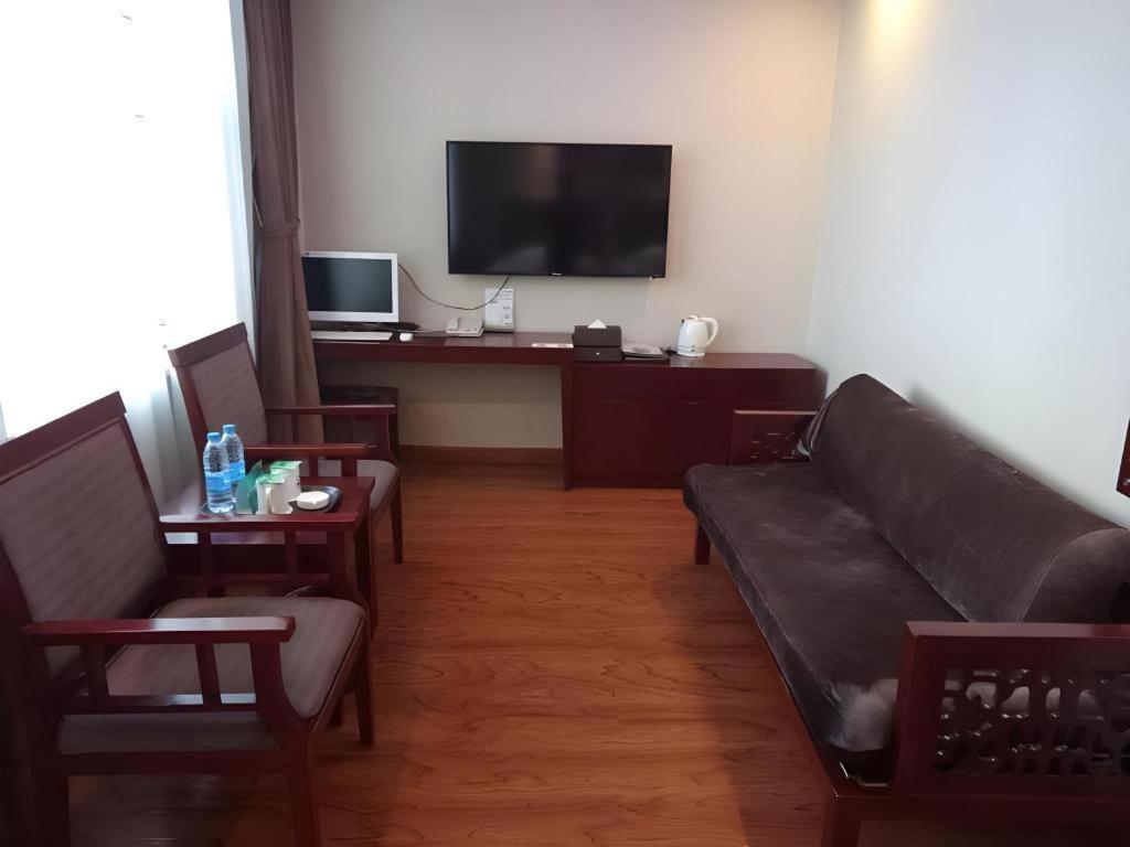Greentree Inn Geermu Walking Street Business Hotel Golmud ภายนอก รูปภาพ
